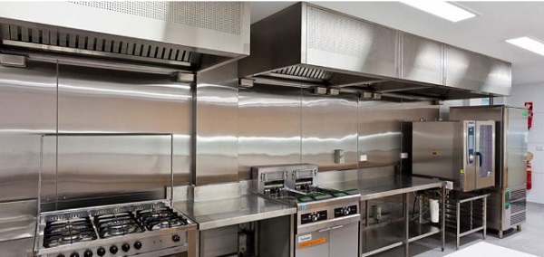 Bàn sơ chế bằng inox trong không gian bếp