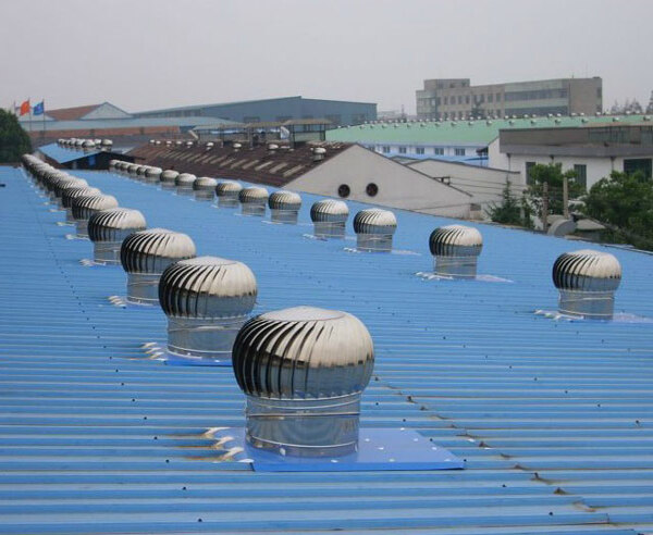 Những quả cầu thông gió được lắp đặt trên mái nhà
