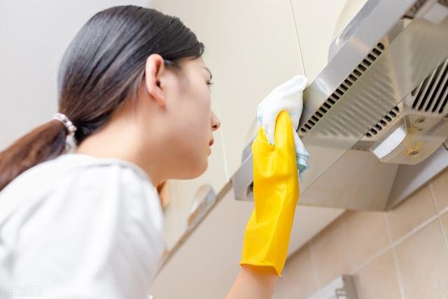 Bạn nên sử dụng những loại khăn mềm để lau chùi máy hút mùi