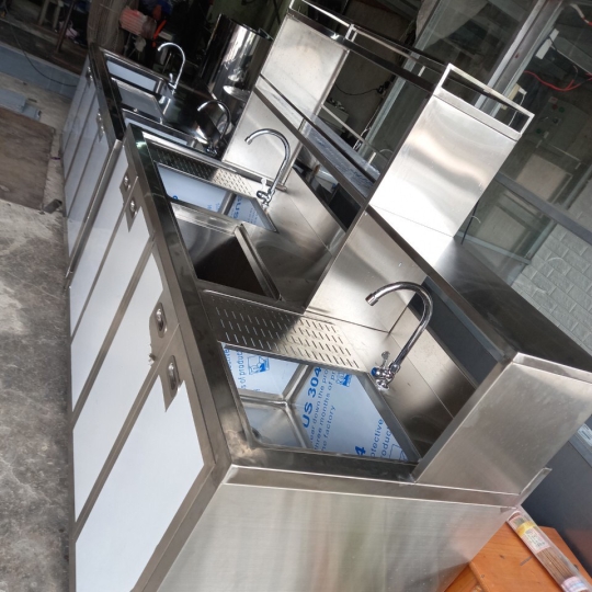 Quầy pha chế inox 4 chậu, 8 cánh tủ